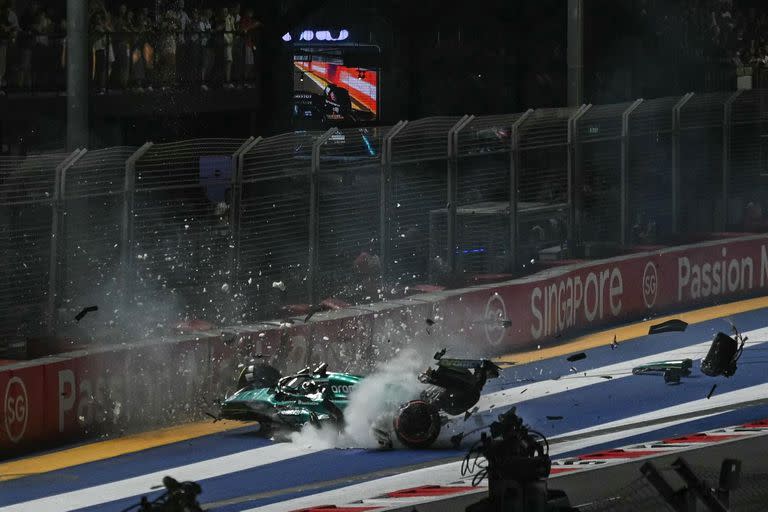 El Aston Martin de Lance Stroll impactó contra el muro y quedó cruzado en la pista, con sus piezas esparcidas por el asfalto.   