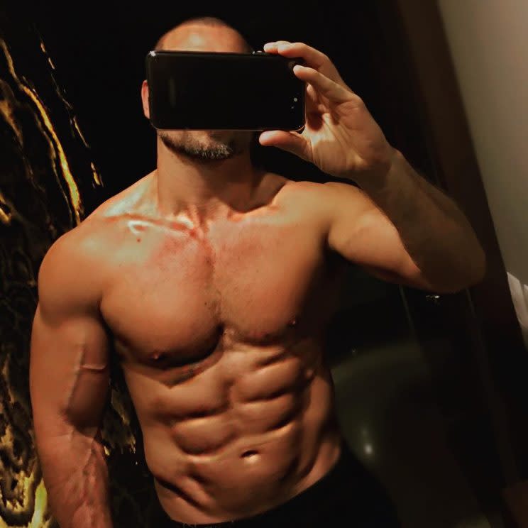 El mexicano quiso posar con el torso al desnudo/Rafael Amaya/Instagram