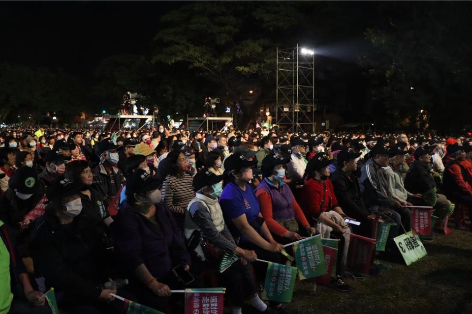 大選倒數6天，民進黨屏東縣黨部7日晚間舉辦大型造勢活動，現場湧入3萬人次支持，副總統蕭美琴率先上台開講。（謝佳潾攝）