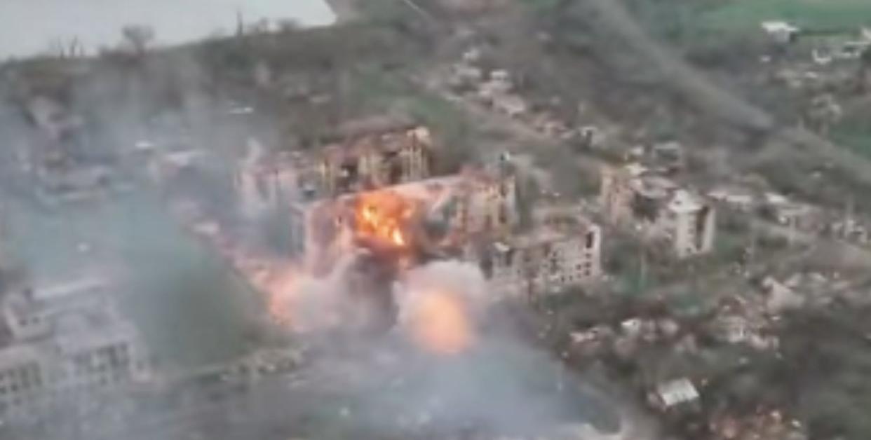 The video appears to show US-made JDAM-ER bomb kits in action in Bakhmut.