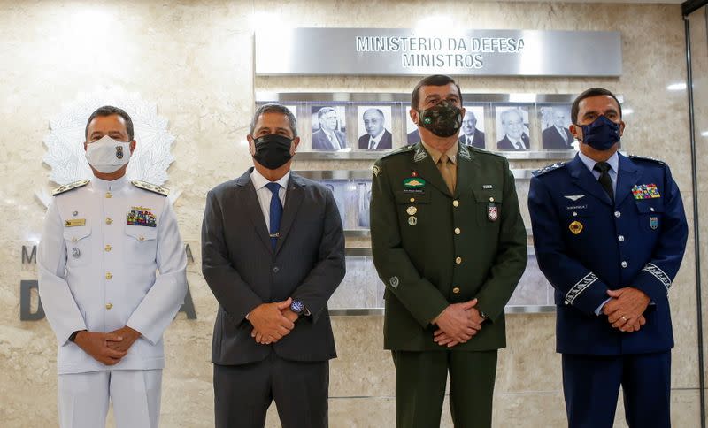 El ministro de Defensa de Brasil, Walter Souza Braga Netto, presenta a los nuevos jefes militares de las Fuerzas Armadas, el comandante de la Armada, almirante Almir Garnier, el comandante del Ejército, general Paulo Sergio, y el comandante de la Fuerza Aérea, brigadier Carlos de Almeida Baptista Jr., en Brasilia, Brasil