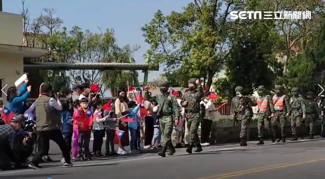 教召行軍國小師生加油打氣。