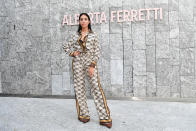 Enseñando el sujetador y luciendo un conjunto de seda e inspirado en una pijama diseñado por Alberta Ferretti, así llegaba la modelo a la Milan Fashion Week. (Foto: Jacopo Raule / Getty Images)
