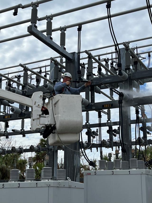 Electricity flows once again to Sanibel Island; when it'll reach homes is  an open question