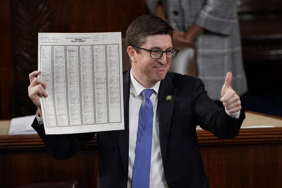 Bryan Steil, representante republicano por Wisconsin, muestra la hoja de votaciones de la Cámara luego de la elección de Kevin McCarthy como nuevo presidente republicano de la Cámara de Representantes, en Washington, el 7 de enero de 2023. (AP Foto/Andrew Harnik)