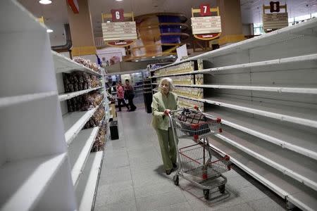 People buy food and other staple goods inside a supermarket in Caracas, Venezuela, July 25, 2017. REUTERS/Ueslei Marcelino