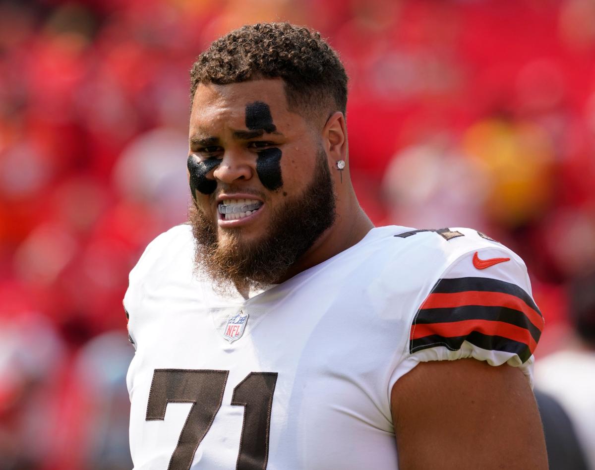 Cleveland Browns offensive tackle Jedrick Wills Jr. (71) plays