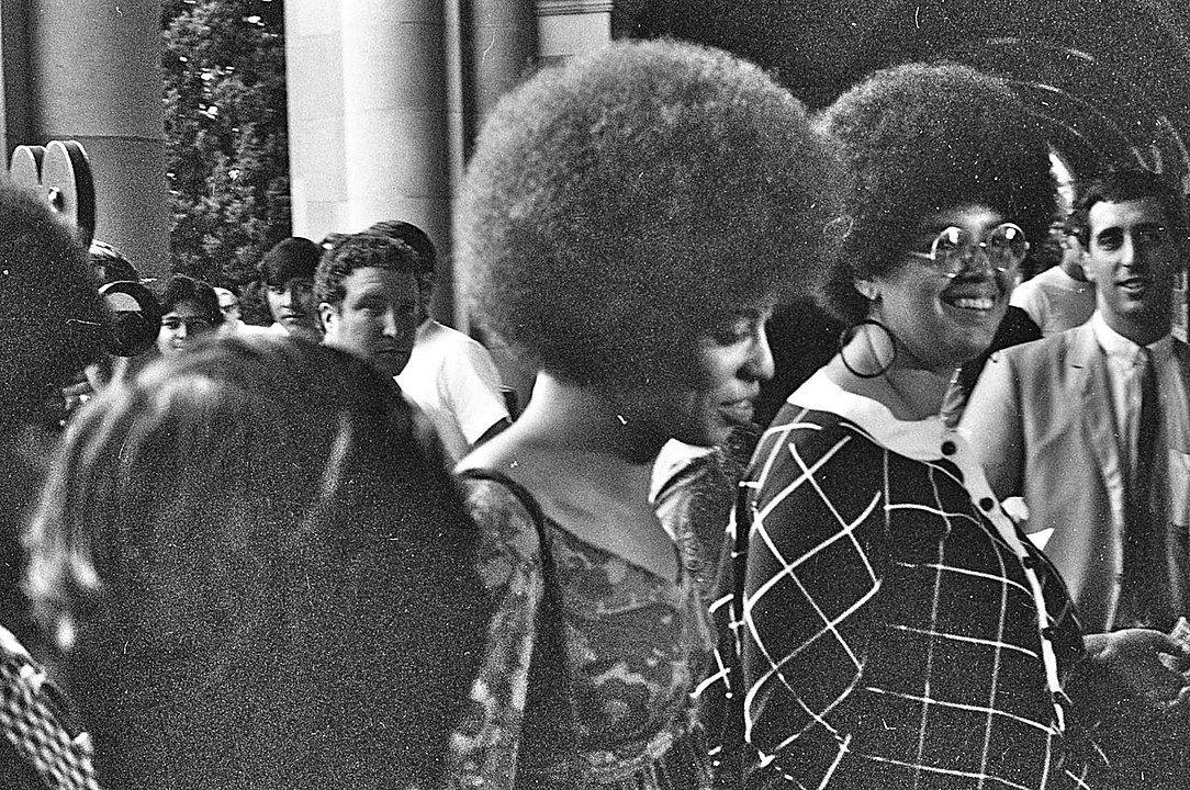 <p>During the 1970s, the afro became a symbol of cultural and political expression, particularly within the African American community. The style pushed back against Eurocentric beauty standards and <a href="https://blackwallst.media/the-natural-hair-afro-movement-in-the-60s-and-70s/" rel="nofollow noopener" target="_blank" data-ylk="slk:celebrated natural Black hair;elm:context_link;itc:0;sec:content-canvas" class="link rapid-noclick-resp">celebrated natural Black hair</a>. Influenced by icons like Angela Davis and the Jackson 5, the afro surged in popularity, crossing racial and cultural boundaries to become a mainstream fashion statement. Its voluminous shape was achieved through techniques like picking, and its prominence spread among both men and women.</p><p><br></p><p>Separately, and inspired predominantly by Farrah Fawcett, long, feathered hair was also sought after during the '70s. </p><span class="copyright"> Wikipedia / GeorgeLouis at English Wikipedia </span>