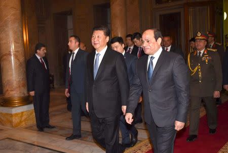 Egyptian President Abdel Fattah al-Sisi (R) walks with Chinese President Xi Jinping (2nd R) in Abdeen palace during the Chinese president's first day of his visit, in Cairo, Egypt, January 20, 2016, in this handout courtesy of the Egyptian Presidency. Picture taken January 20, 2016. REUTERS/The Egyptian Presidency/Handout via Reuters