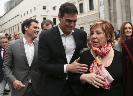 People's Party (PP) congresswoman Celia Villalobos, Ciudadanos Party leader Albert Rivera (L) and Socialist Party (PSOE) leader Pedro Sanchez (C) walk next to each other during an event at Spanish parliament in Madrid, Spain, April 21, 2016. REUTERS/Andrea Comas