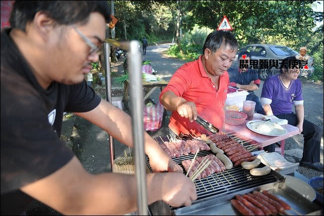 《宜蘭民宿景點美食》礁溪香腸伯~跑馬古道口．包潤餅皮的大腸包小腸