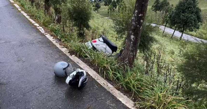 2名女大生騎車跌入花蓮山區1處金針花田，打電話報警卻不知自己身在何處。（圖／翻攝畫面）