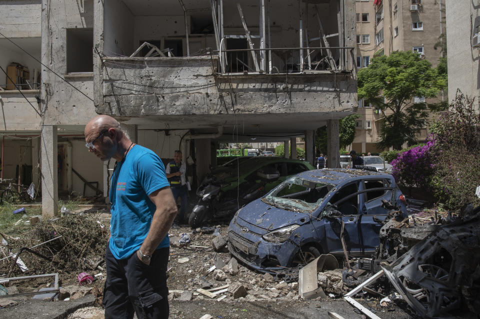 Personas en Tel Aviv corren para refugiarse durante un lanzamiento de cohetes desde Gaza el jueves. (Dan Balilty para The New York Times)