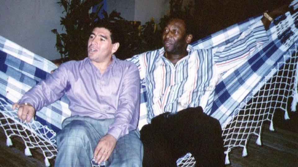 Maradona y Pelé en una foto tomada en Rio en 1995