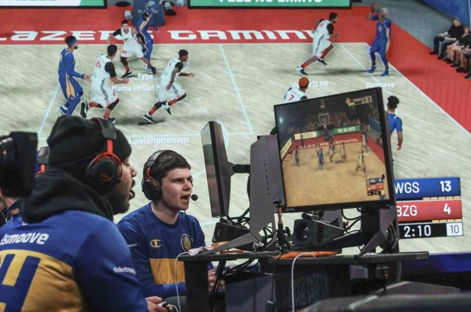 美國一支電競隊伍Warriors Gaming Squad透過NBA 2K比賽。（美聯社資料照）