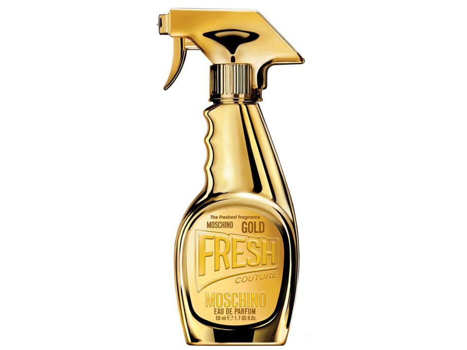 <p>Ein echtes optisches Highlight ist der Flakon zum Parfüm Gold Fresh Couture von Moschino: Das Fläschchen zum blumig-fruchtigen Duft, der sich unter anderem aus Maiglöckchen, Moschus und Pfirsich zusammensetzt, kommt in der Optik eines vergoldeten Haushaltsreinigers daher. Mit außergewöhnlichen Parfümfläschchen wartet allerdings nicht nur Moschino auf. (Bild-Copyright: Moschino/Amazon) </p>