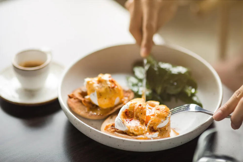 Cómo hacer huevos benedictinos en casa