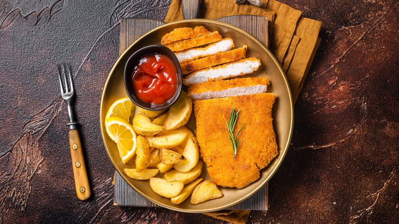 Schnitzel with potatoes and ketchup