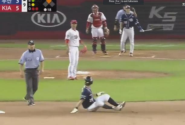 Lim Chang-yong's wild pickoff throw nearly hits Oh Jae-won. (@MyKBO on Twitter) 