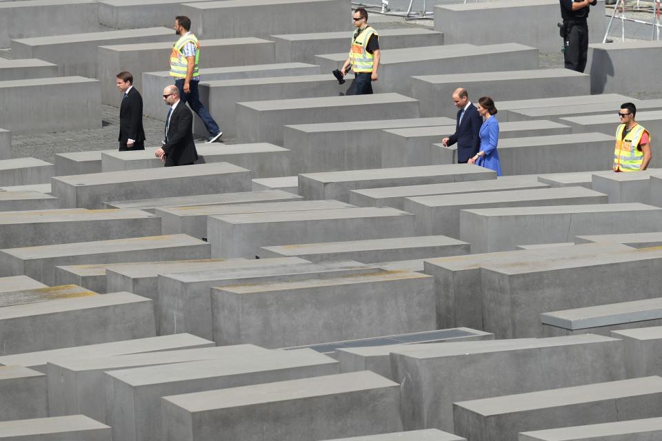 <p>Abgeschirmt vom Sicherheitspersonal geht es für die Royals durch das Holocaust-Mahnmal. (Bild: Getty Images) </p>