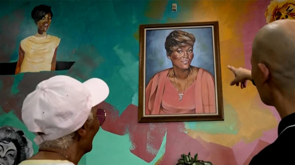 Tributes to the singer at the Dionne Warwick Institute in East Orange, N.J. / Credit: CBS News