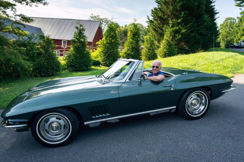 El exvicepresidente y actual candidato a presidente Joe Biden posa para una foto con su Corvette de 1967.