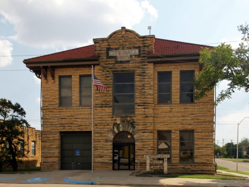 A city hall building in Lincoln, Kansas