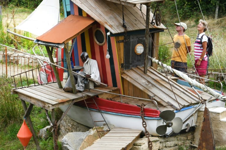 Around 35,000 people visit the "Universe of the Scrap Metal Poet" site each year