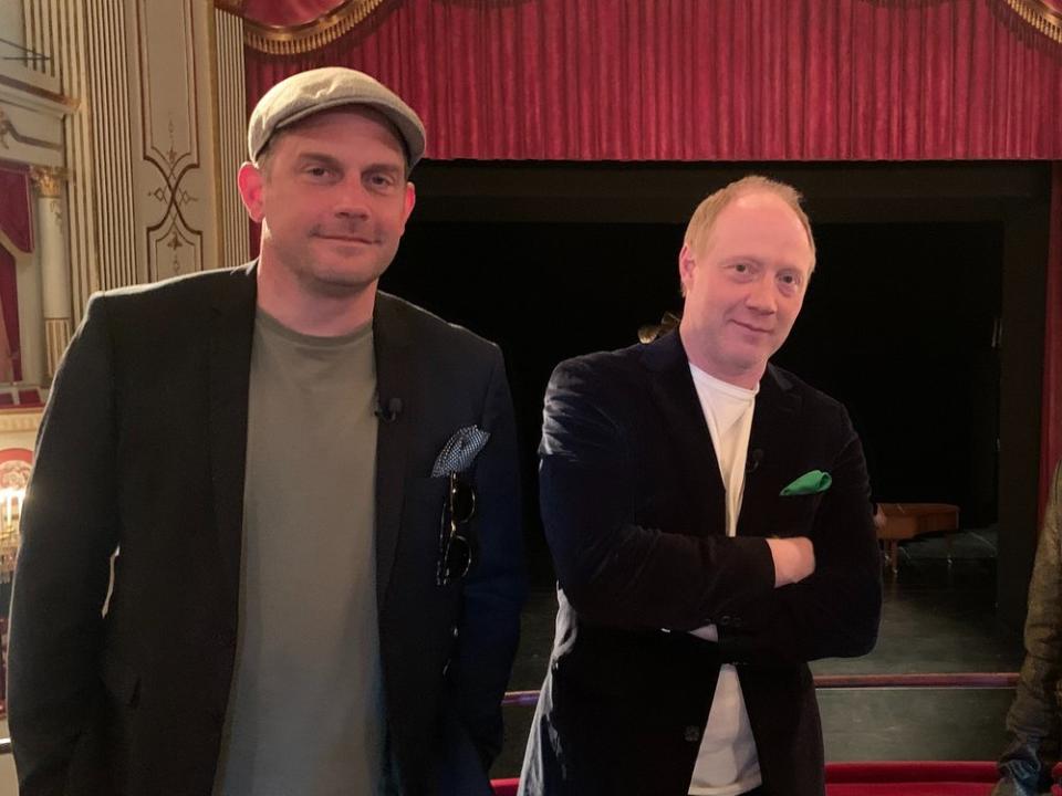 "Bezzel & Schwarz - Die Grenzgänger": In der vierten Folge "Osten" bekommen Sebastian Bezzel und Simon Schwarz (v.l.) im Theater Regensburg ein exklusives Ständchen von dem Sopranisten Onur Abaci. (Bild: BR/strandgutmedia GmbH/Benjamin Frank)