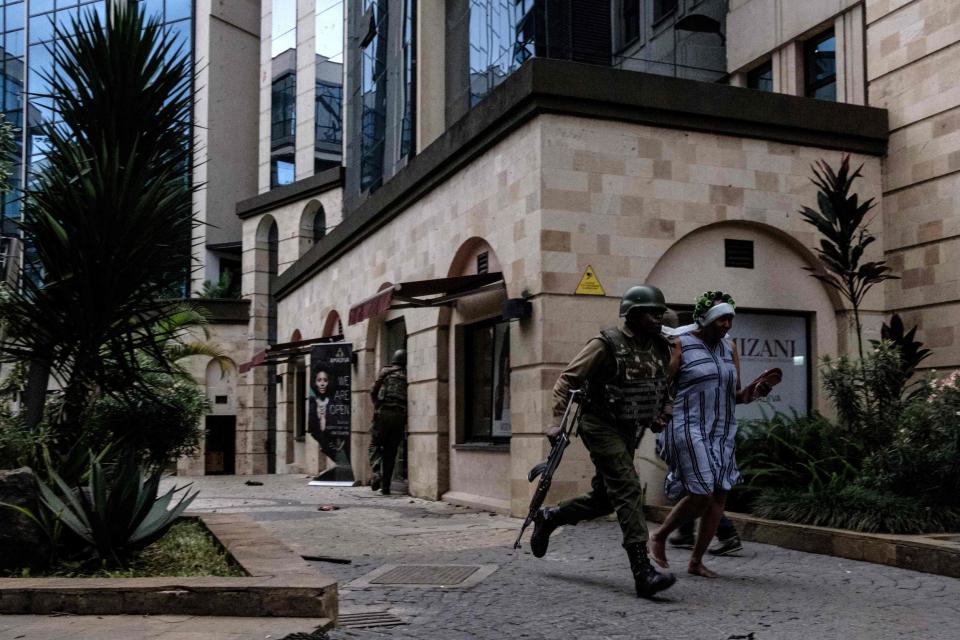 Kenyan security forces evacuate people after a bomb blast at DusitD2 hotel in Nairobi (AFP/Getty Images)