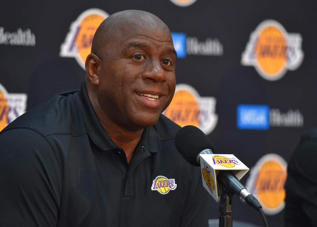 EL SEGUNDO, California:  El presidente de operaciones de basquetbol de Los Angeles Lakers, Earvin 