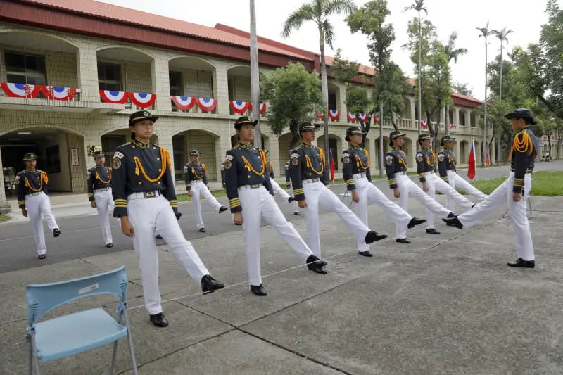 ▲陸軍官校100週年校慶，首次正式編成正步連加入的陸軍官校及國防大學女生連。（圖／陸軍司令部提供）