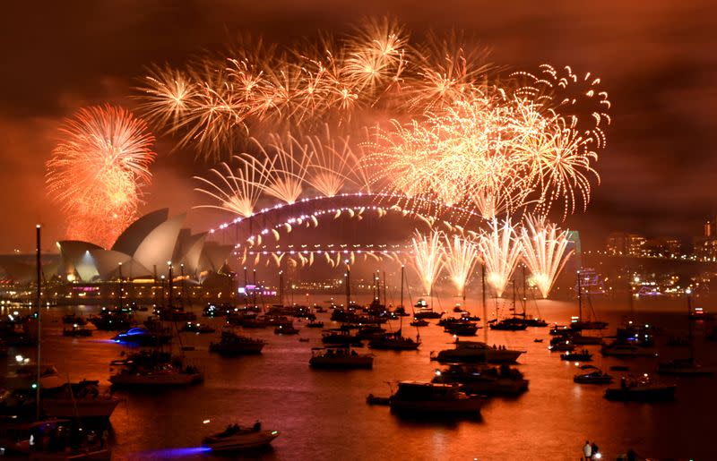 Los fuegos artificiales explotan sobre el puerto de Sydney durante las celebraciones de Nochevieja en Sídney, Australia
