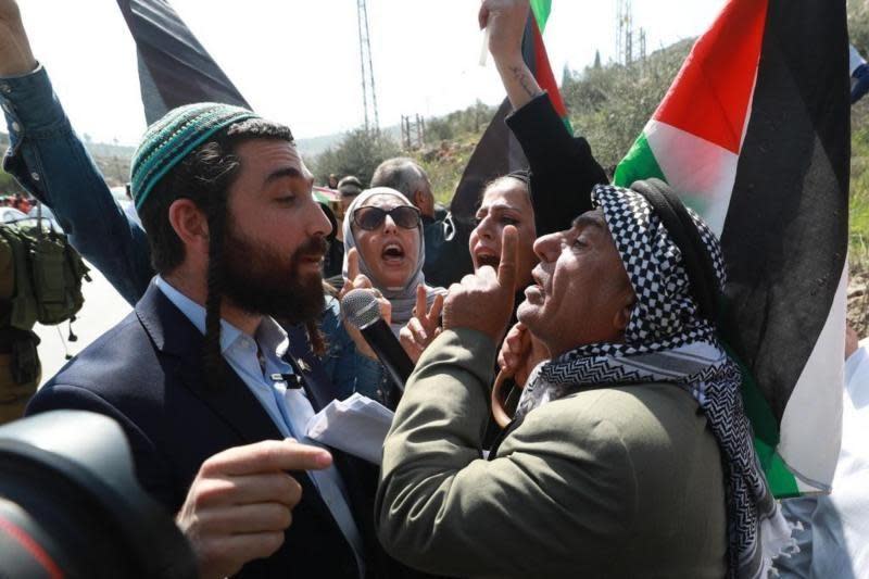 Discusión entre un palestino y un israelí.