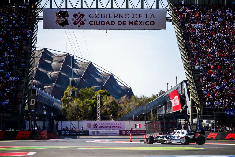 Yuki Tsunoda, de la Scuderia AlphaTauri, durante la calificación antes del Gran Premio de México 