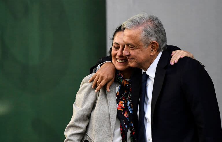 András Manuel López Obrador abraza a su delfina, Claudia Sheinbaum, en el Zócalo. (RONALDO SCHEMIDT / AFP)