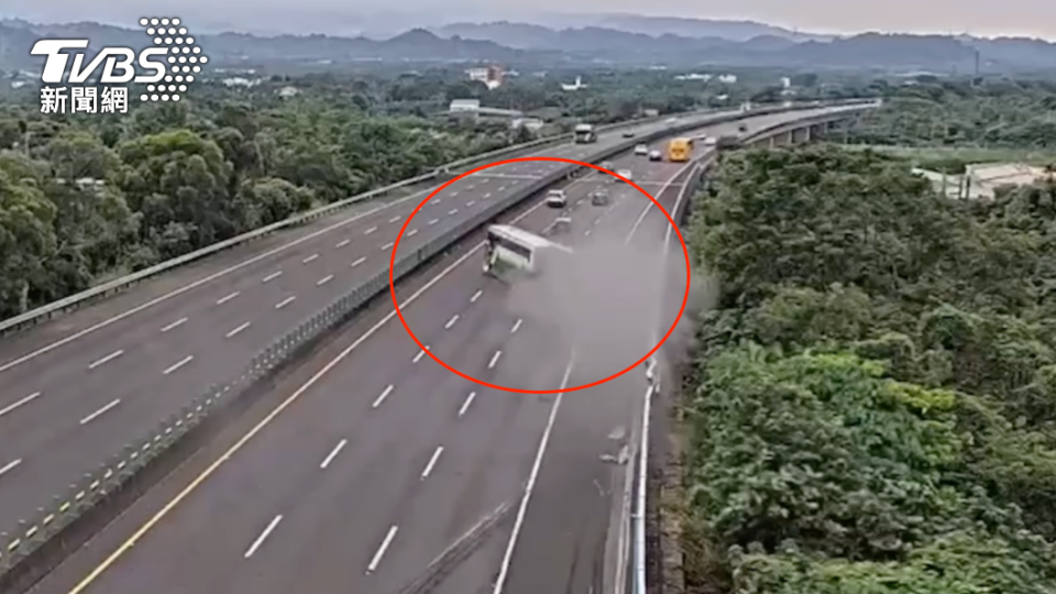 國道4死事故監視器畫面曝光。（圖／TVBS）