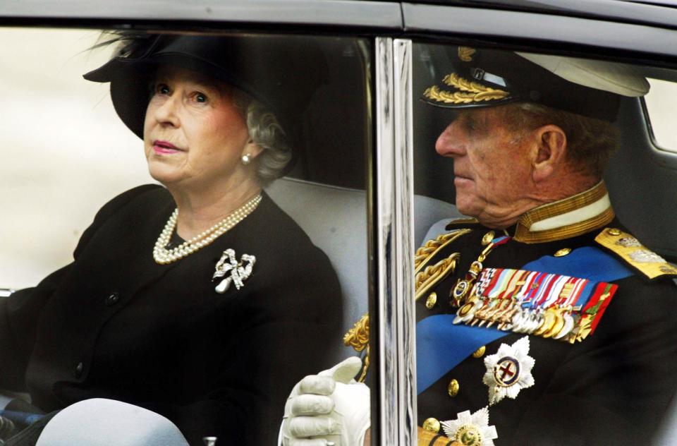 LONDON, UNITED KINGDOM:  The Queen leaves Westminster Abbey with the Duke of Edinburgh after the funeral ceremony of the Queen Mother 09 April 2002 in London. The funeral is the culmination of more than a week of mourning for the royal matriarch, who died March 30 at the age of 101. AFP PHOTO FRANCOIS GUILLOT (Photo credit should read FRANCOIS GUILLOT/AFP via Getty Images)