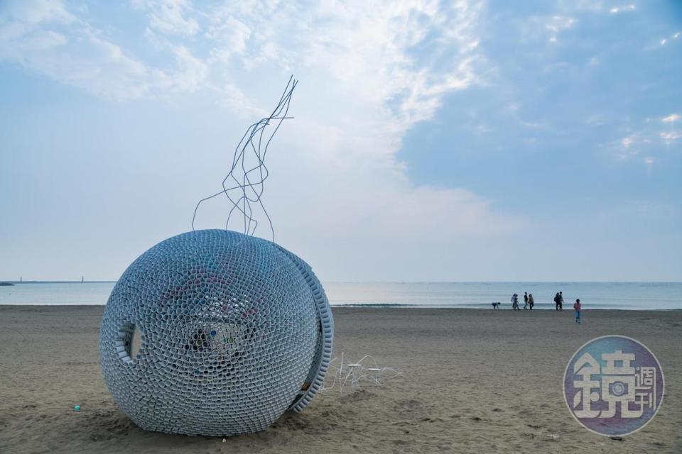 外觀如外太空種子掉落地面的《彩色泡泡》。