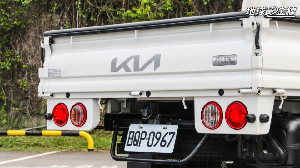 改款卡旺K2500車尾同樣換上Kia新世代品牌辨識風格。(攝影/ 陳奕宏)