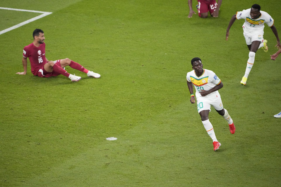 Bamba Dieng de Senegal celebra después de anotar durante el partido contra Qatar por el Grupo A de la Copa Mundial, en el Estadio Al Thumama en Doha, Qatar, el viernes 25 de noviembre de 2022. (AP Foto/Ariel Schalit)