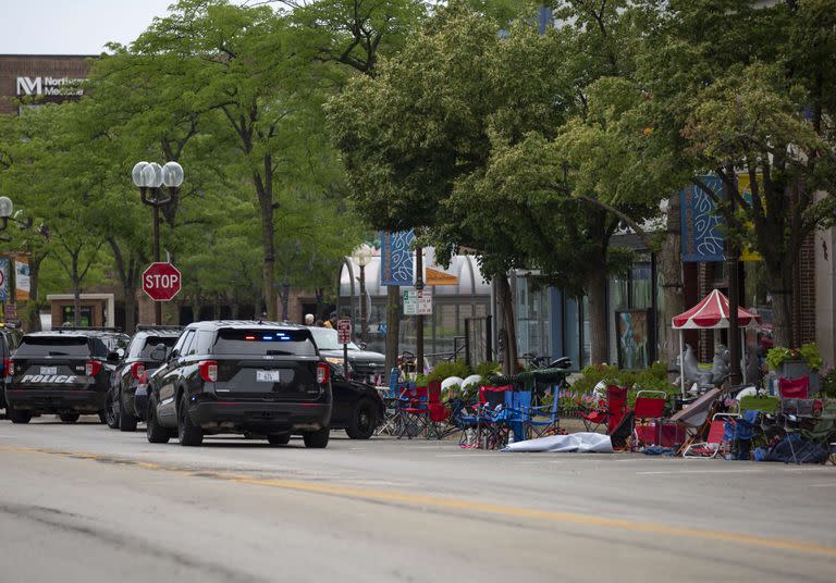 Los socorristas trabajan en la escena de un tiroteo en un desfile del 4 de julio de 2022 en Highland Park, Illinois.