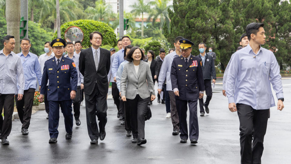 蔡英文赴警專視察，林右昌等人也陪同現身。   圖：總統府提供