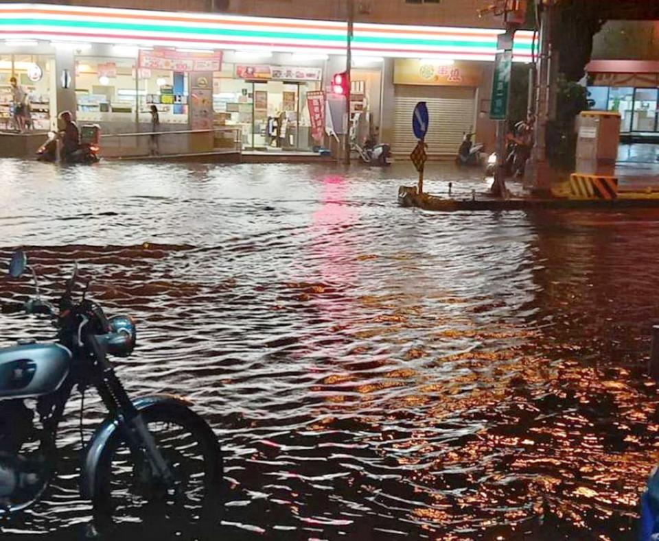 台中海線地區三日晚間下起一波強降雨，沙鹿區鎮南路與南斗路段淹水。（記者陳金龍翻攝）