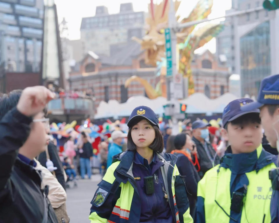 <strong>正妹女警在台北燈會現場執行維安任務。（圖／翻攝台北波麗士臉書）</strong>