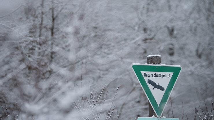 Ein Schild weist auf ein Naturschutzgebiet hin. Foto: dpa