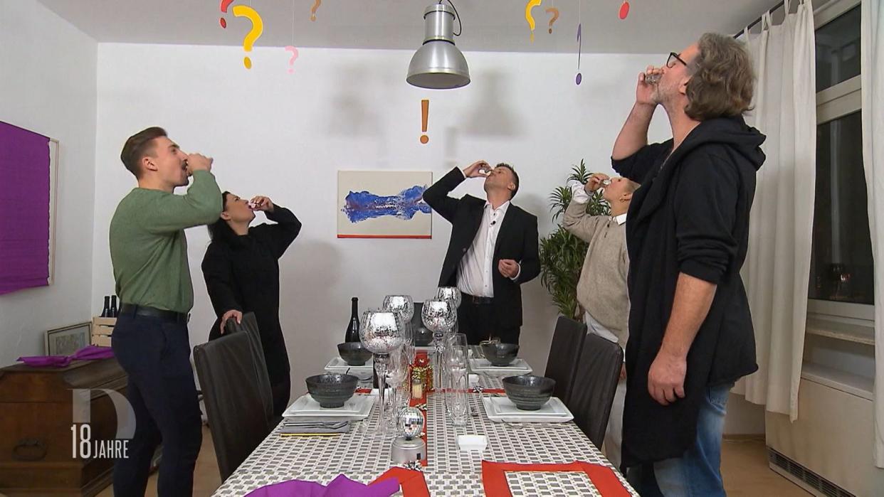 Das Dinner beginnt noch vor dem Aperitif mit einem Schnaps, von links: Tom, Sylvia, Eik, Hannah und Marcus.
 (Bild: RTL)