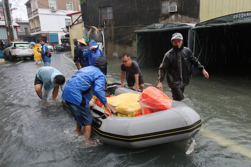 南台灣暴雨導致多處傳出淹水、積水災情。圖／中央社