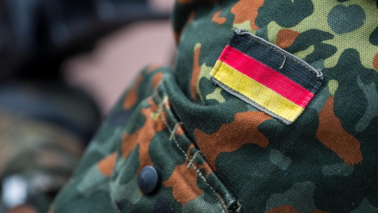 Der Ärmel einer Bundeswehr-Uniform. Foto: Monika Skolimowska/Archiv