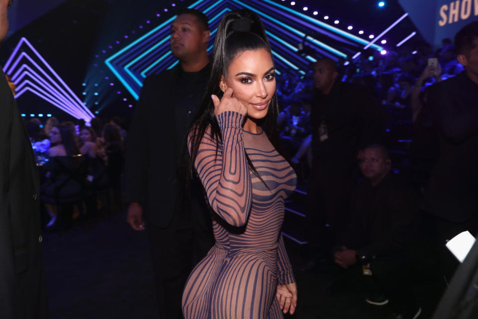 <p>La medalla de plata es para Kim Kardashian, cuya cuenta en Instagram ya marca los 120 millones de seguidores. Ella es capaz de poner de moda<a rel="nofollow" href="https://es.vida-estilo.yahoo.com/gigi-hadid-famosas-atreven-mallas-slideshow-wp-082403449/photo-p-embargo-olvidar-hermana-kim-photo-082403369.html" data-ylk="slk:las mallas de ciclista;elm:context_link;itc:0;sec:content-canvas;outcm:mb_qualified_link;_E:mb_qualified_link;ct:story;" class="link  yahoo-link"> las mallas de ciclista</a> y cualquier otra prenda. (Foto: Christopher Polk / Getty Images). </p>